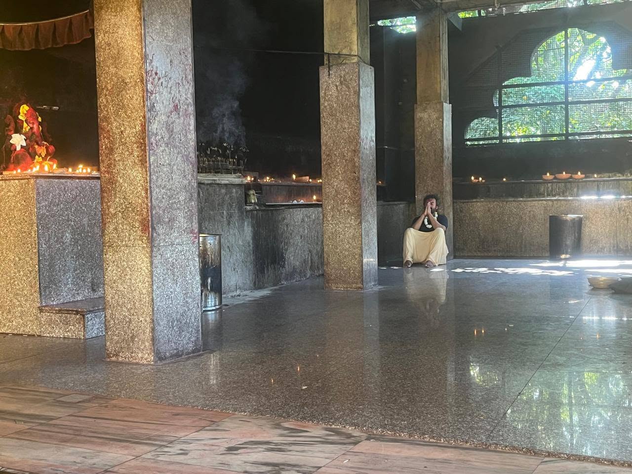 Intérieur paisible d’un temple en Inde