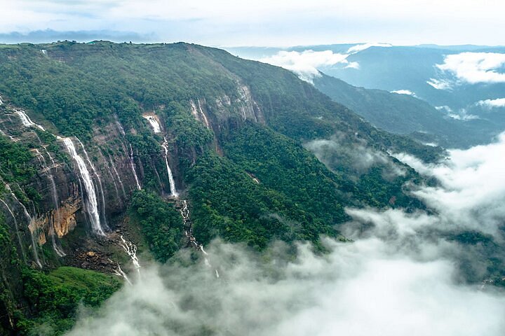 Cascades et vallées brumeuses du Meghalaya