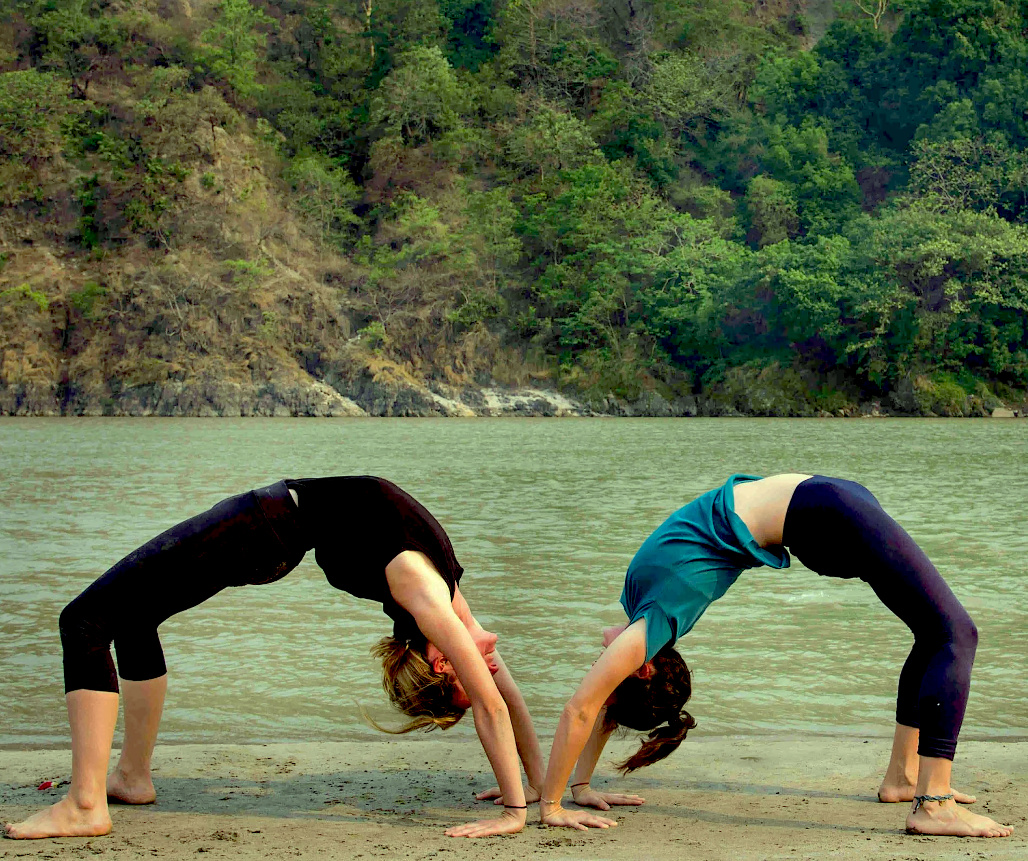Pratique du yoga au bord de l’eau