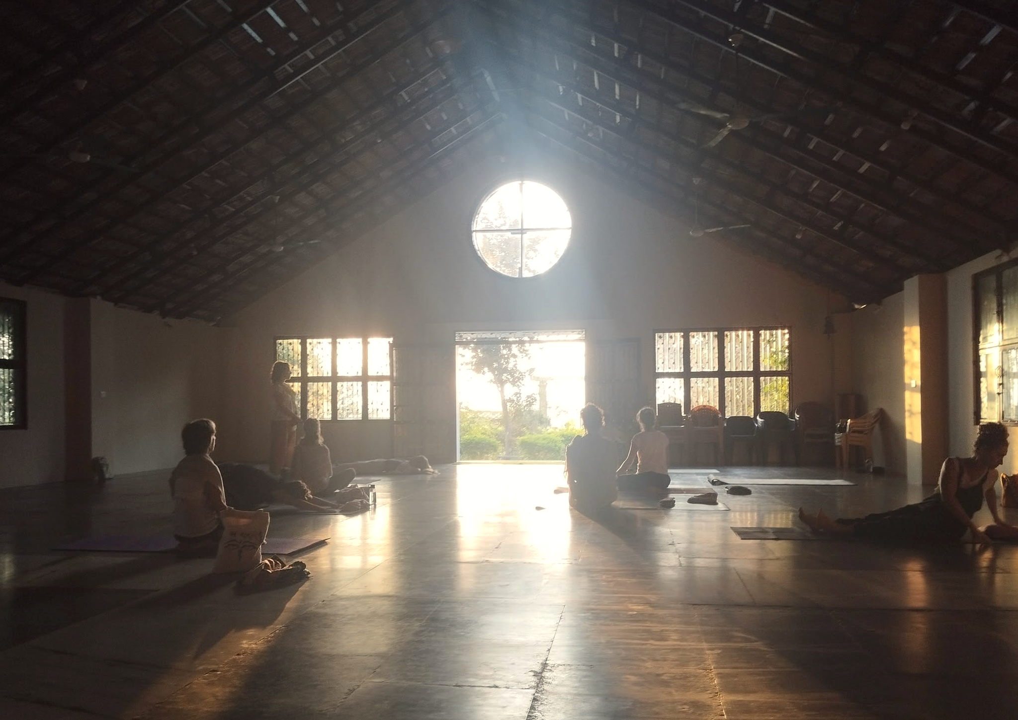 Séance de yoga dans une salle baignée de lumière
